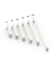 DESIGN3644 Minimalist Flat Top D-Bar Pull | Oak Wood & White Shaker Cabinets (Matte Black)
