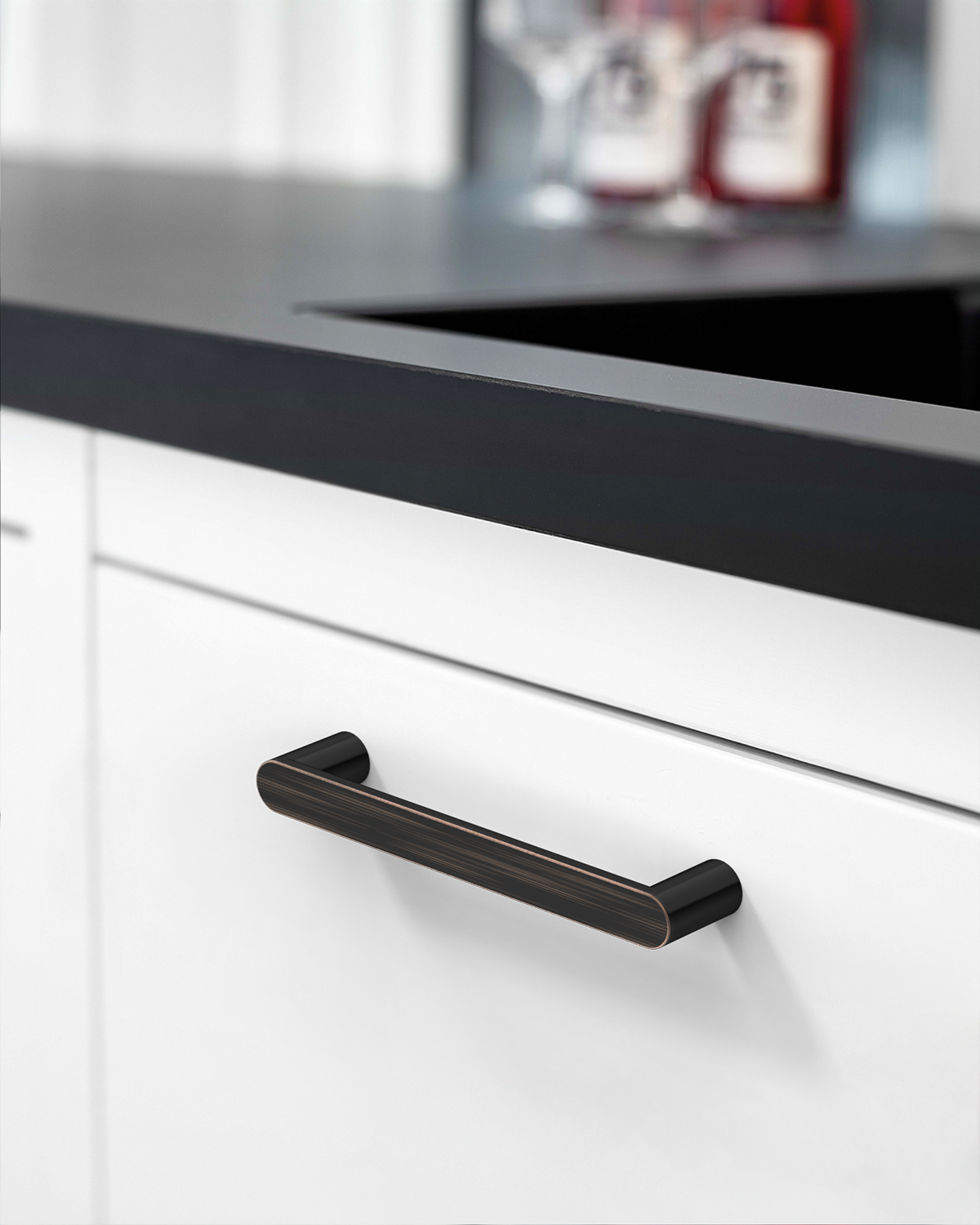 DESIGN3644 Minimalist Flat Top D-Bar Pull | Oak Wood & White Shaker Cabinets (Matte Black)