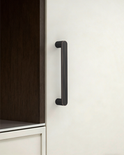 DESIGN3644 Minimalist Flat Top D-Bar Pull | Oak Wood & White Shaker Cabinets (Matte Black)