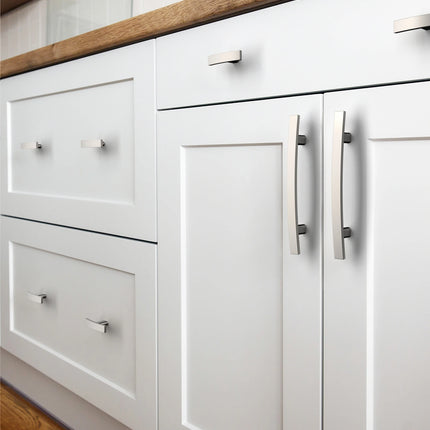 DESIGN3046 Brushed Gold Solid Handles