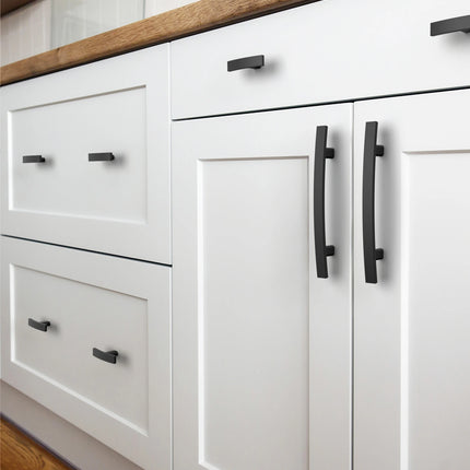 DESIGN3046 Brushed Gold Solid Handles